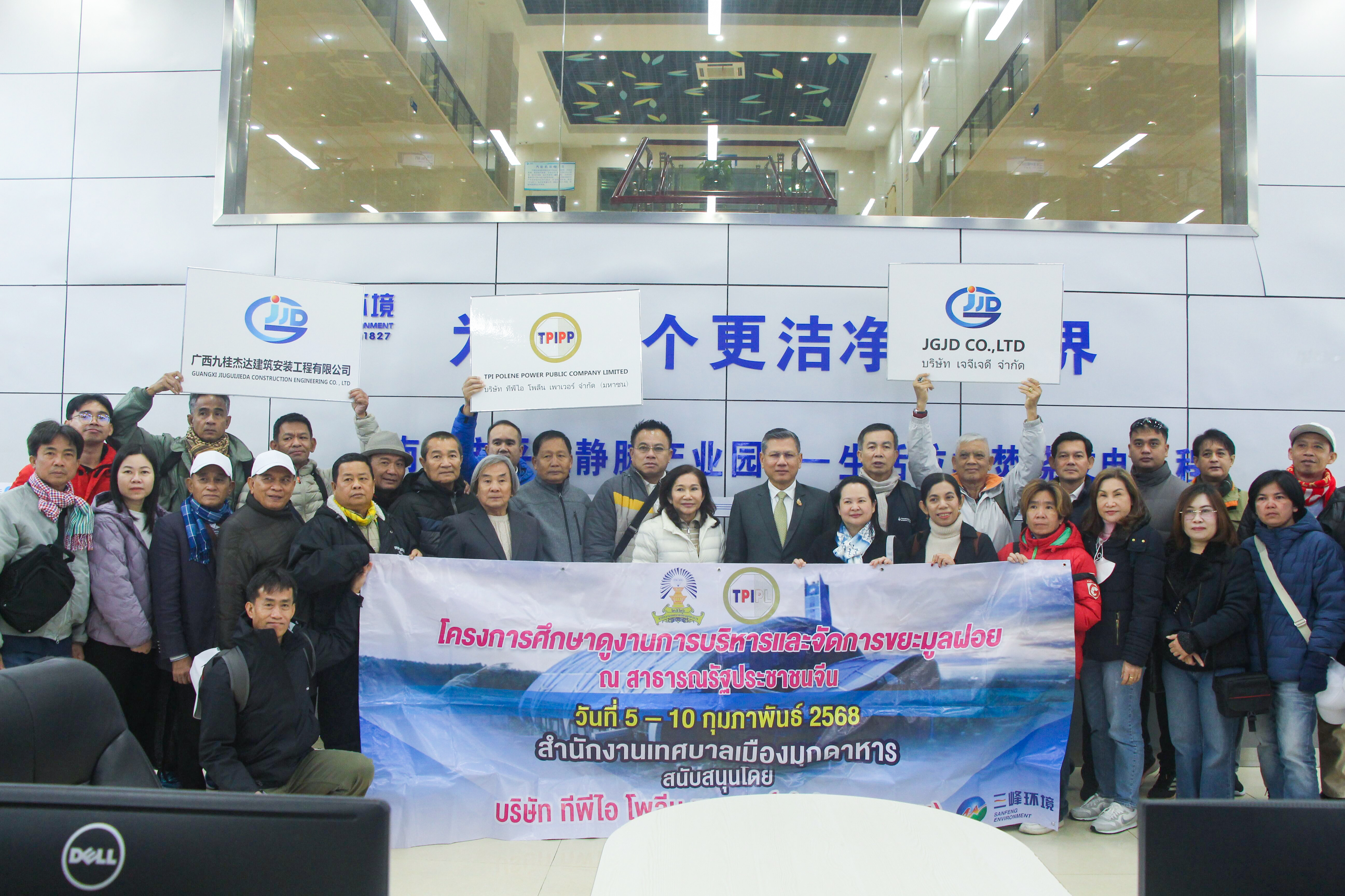 泰国穆达汉府府尹沃拉岩·布纳拉吉一行到南宁新利体育公司参观交流