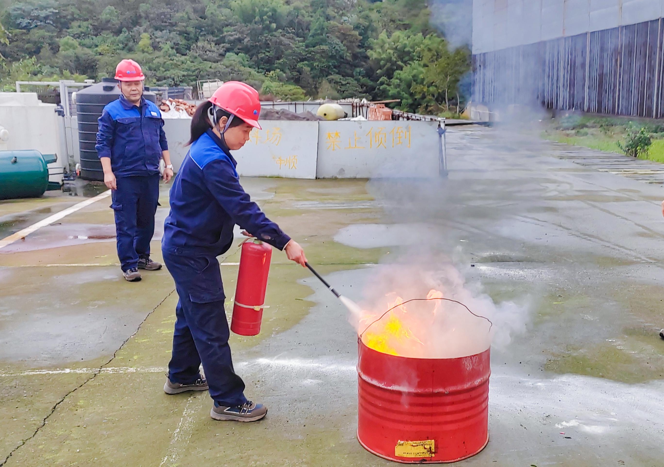 灭火器使用实操演练.jpeg